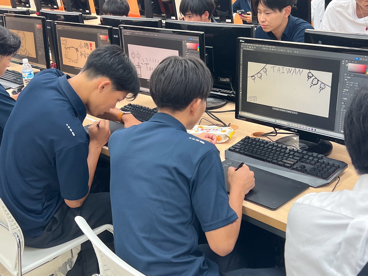 學生使用電繪板完成台灣主題圖像設計