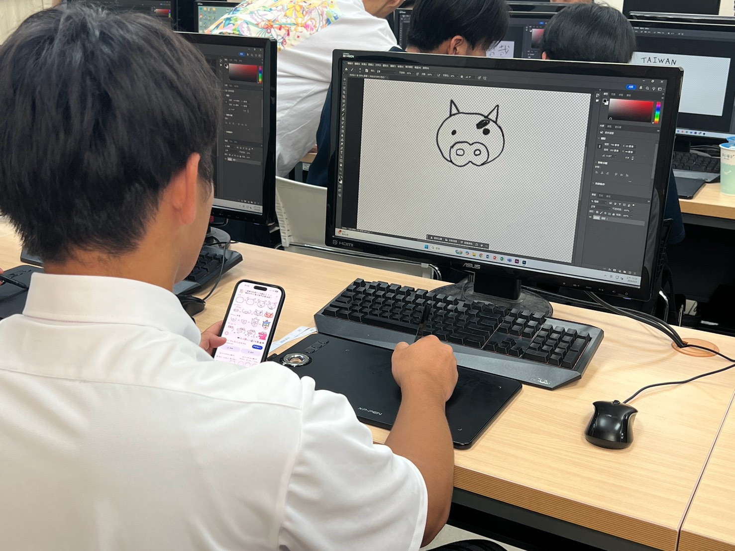 學生參考圖像進行電繪創作