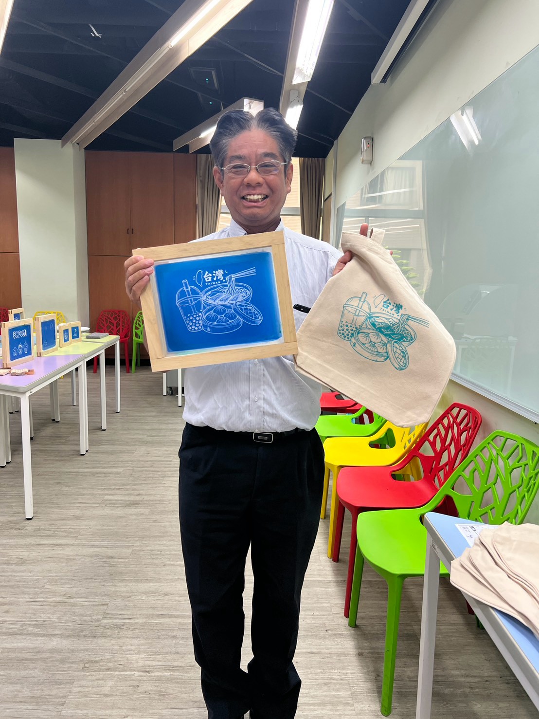完成具台灣特色圖樣的絹印帆布袋